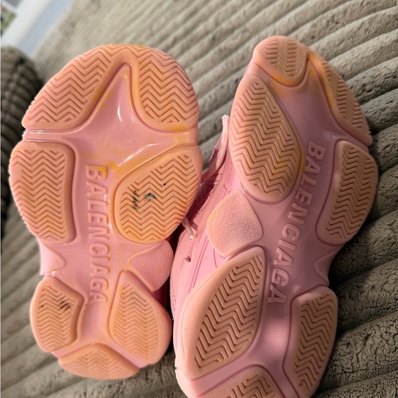 Balenciaga Triple S Kids Sneakers – Pink
Size: EU 27 / US 10 - Picture 8 of 12